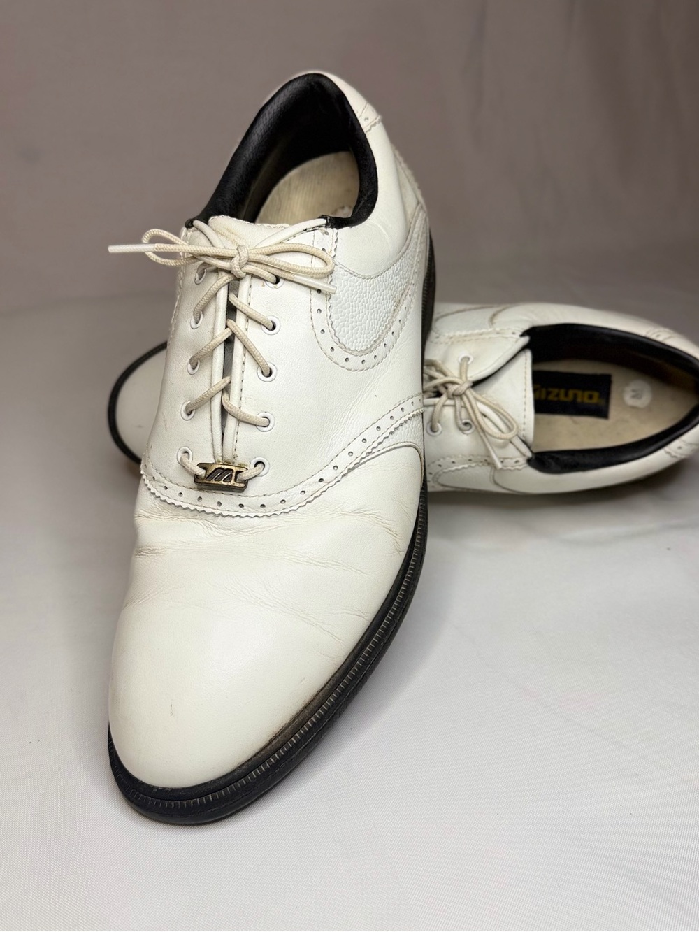 Mizuno White Leather Oxford Golf Shoes with Black Trim